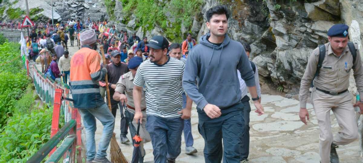 कार्यभार ग्रहण करते ही नवनियुक्त जिलाधिकारी प्रतीक जैन ने पैदल मार्ग से यात्रा कर लिया बाबा केदारनाथ का आशीर्वाद