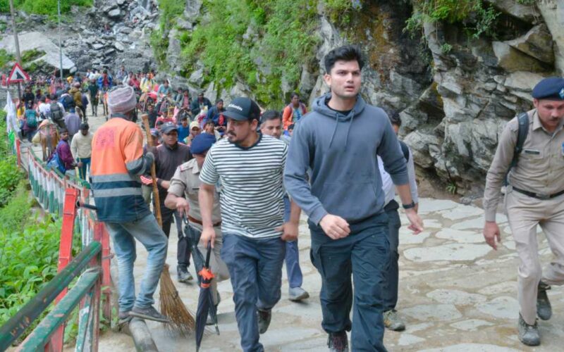 कार्यभार ग्रहण करते ही नवनियुक्त जिलाधिकारी प्रतीक जैन ने पैदल मार्ग से यात्रा कर लिया बाबा केदारनाथ का आशीर्वाद