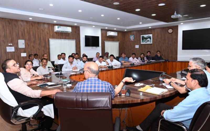 जिलाधिकारी प्रशांत आर्य ने आगामी पंचायत चुनावों को लेकर संबंधित अधिकारियों के साथ समीक्षा बैठक ली