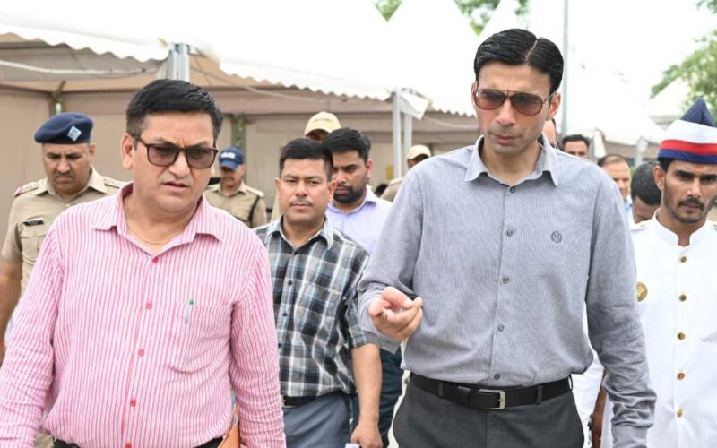 डीएम का ऋषिकेश में चारधाम यात्रा व्यवस्था का  निरीक्षण