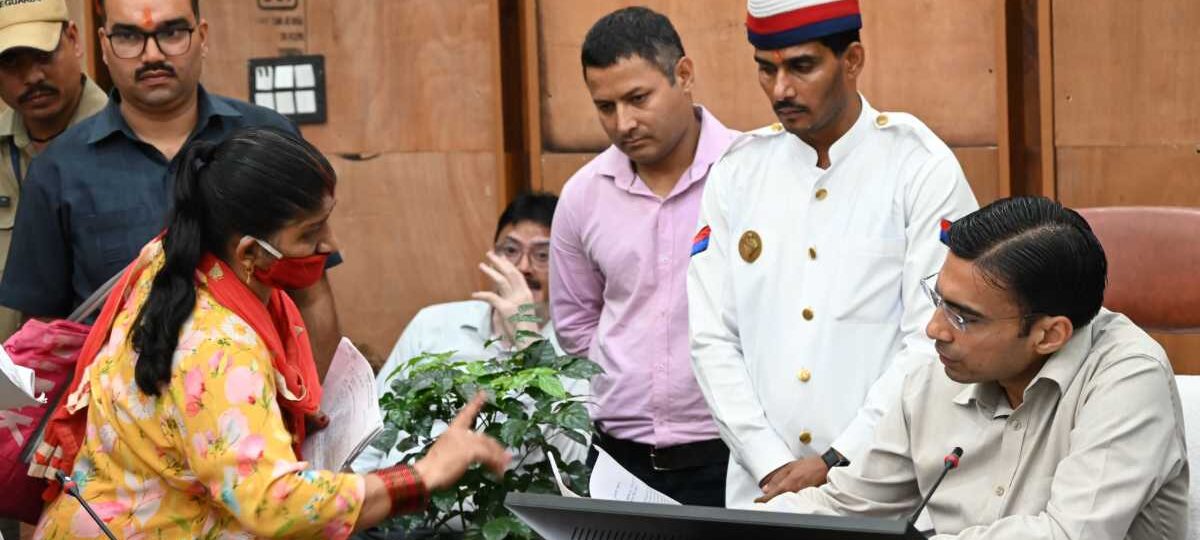 डीएम का जन दर्शन हिट; एक ही छत के नीचे न्याय, शिक्षा, रोजगार, नाफरमानी पर सख्त एक्शन