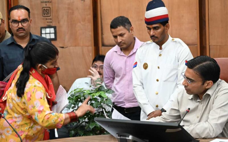 डीएम का जन दर्शन हिट; एक ही छत के नीचे न्याय, शिक्षा, रोजगार, नाफरमानी पर सख्त एक्शन