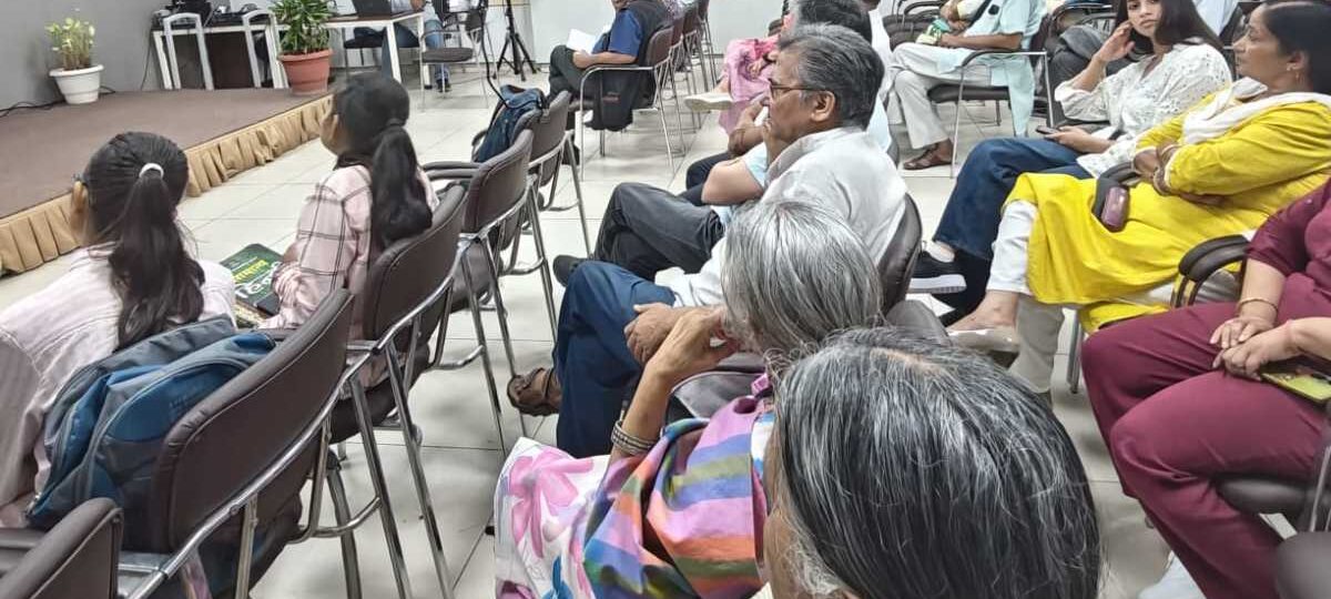 दून पुस्तकालय में ओडिया भाषा और लघु कथाएँ विषय पर प्रस्तुति