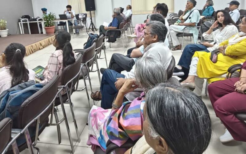 दून पुस्तकालय में ओडिया भाषा और लघु कथाएँ विषय पर प्रस्तुति