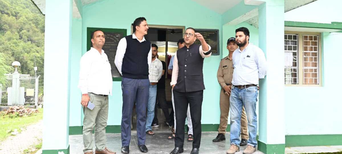 उत्तरकाशी: त्रिस्तरीय पंचायत चुनाव की तैयारियां तेज़, जिला निर्वाचन अधिकारी ने यहां किया निरीक्षण