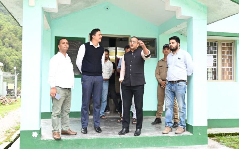उत्तरकाशी: त्रिस्तरीय पंचायत चुनाव की तैयारियां तेज़, जिला निर्वाचन अधिकारी ने यहां किया निरीक्षण