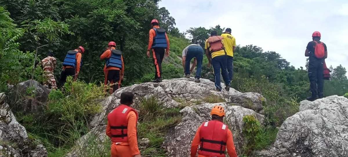 घोलतीर बस दुर्घटना मामले में एडीएम श्याम सिंह राणा ने ग्राउंड जीरो पर उतरकर किया सर्च अभियान का नेतृत्व