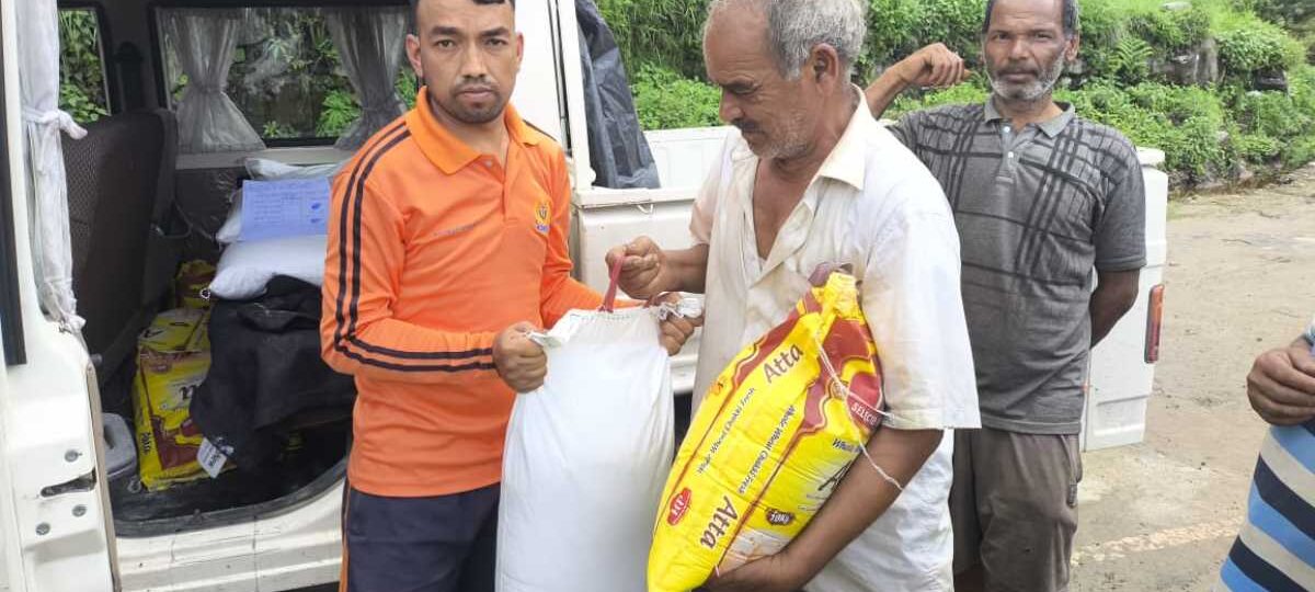 तहसील प्रशासन ऊखीमठ द्वारा प्रभावित क्षेत्र में राहत सामग्री का वितरण