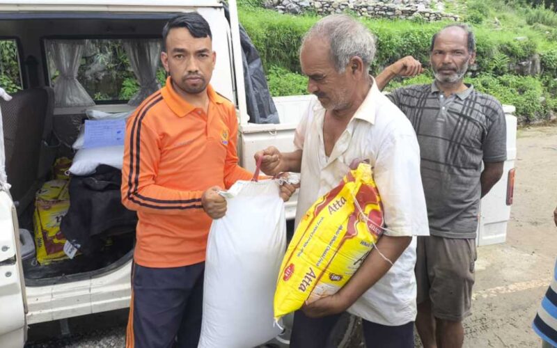 तहसील प्रशासन ऊखीमठ द्वारा प्रभावित क्षेत्र में राहत सामग्री का वितरण