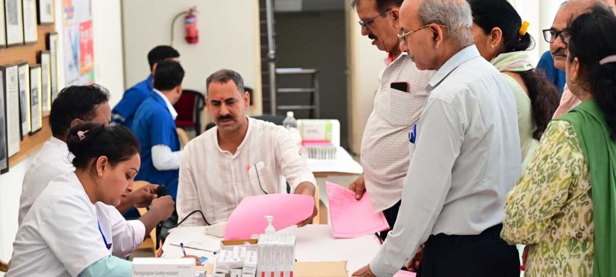 पत्रकारों के लिए मुख्यमंत्री धामी की पहल – देहरादून में विशेष स्वास्थ्य कैम्प का आयोजन