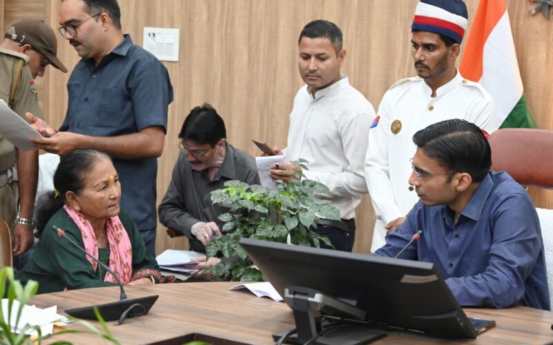 जनता की समस्याओं के त्वरित निस्तारण हेतु डीएम सविन बंसल की अध्यक्षता में जनता दर्शन आयोजित, 118 शिकायतें दर्ज