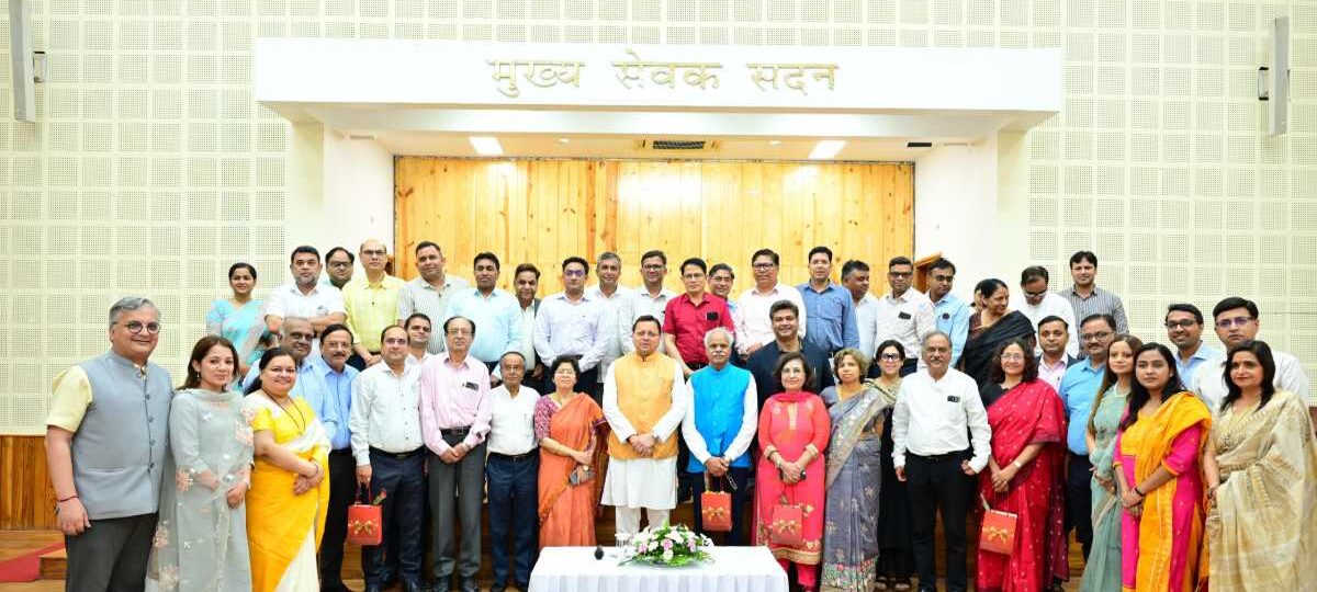 सीएम धामी ने राष्ट्रीय डॉक्टर्स डे के अवसर पर प्रदेशभर से आए चिकित्सकों को सम्मानित किया