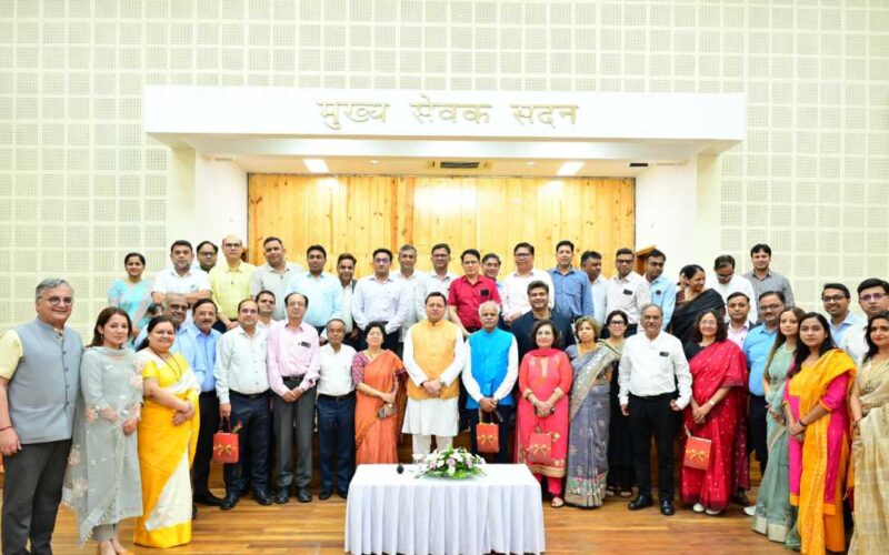 सीएम धामी ने राष्ट्रीय डॉक्टर्स डे के अवसर पर प्रदेशभर से आए चिकित्सकों को सम्मानित किया