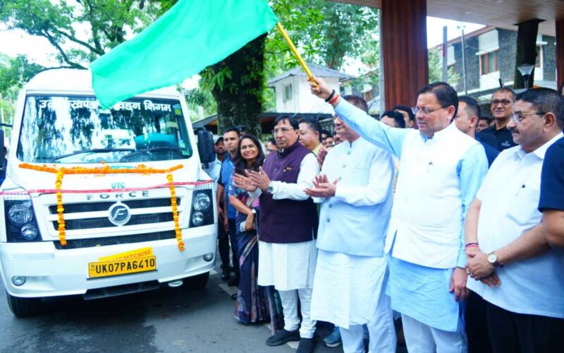 मुख्यमंत्री धामी ने उत्तराखण्ड परिवहन निगम द्वारा संचालित की जा रही 20 नई वातानुकूलित यूटीसी मिनी (टैम्पो ट्रेवलर) का फ्लैग ऑफ किया