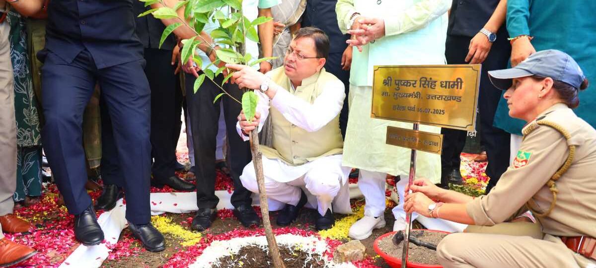 हरेला पर्व पर राज्यव्यापी पौधारोपण कार्यक्रम में मुख्यमंत्री ने रोपा रुद्राक्ष का पौधा