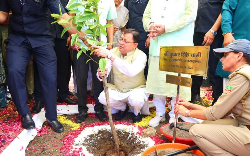 हरेला पर्व पर राज्यव्यापी पौधारोपण कार्यक्रम में मुख्यमंत्री ने रोपा रुद्राक्ष का पौधा