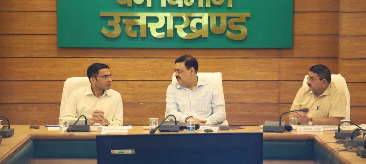 देहरादून शहर के मार्गों पर रोड़ कटिंग कार्यों की समीक्षा बैठक हुई