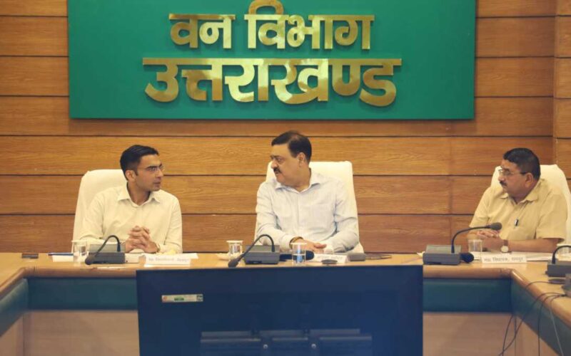 देहरादून शहर के मार्गों पर रोड़ कटिंग कार्यों की समीक्षा बैठक हुई