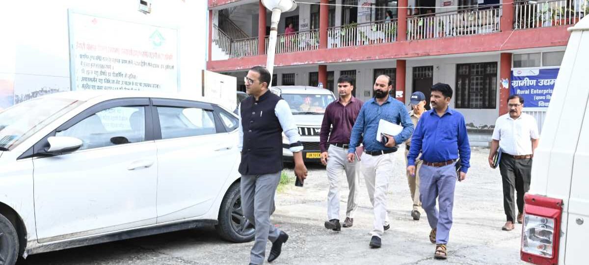 जिलाधिकारी प्रशांत आर्य ने  विकास भवन का औचक निरीक्षण कर विभिन्न विभागों की कार्यप्रणाली का जायजा लिया