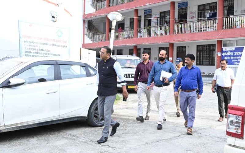 जिलाधिकारी प्रशांत आर्य ने  विकास भवन का औचक निरीक्षण कर विभिन्न विभागों की कार्यप्रणाली का जायजा लिया