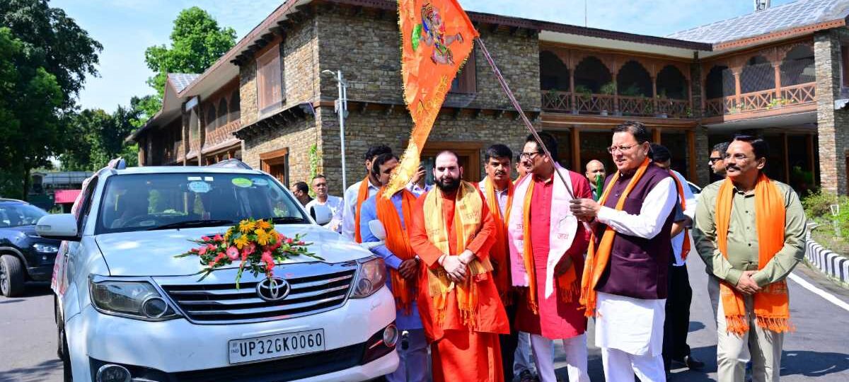 भगवान सूर्य की मूर्ति के जलाभिषेक के लिए कलश यात्रा का फ्लैग ऑफ किया