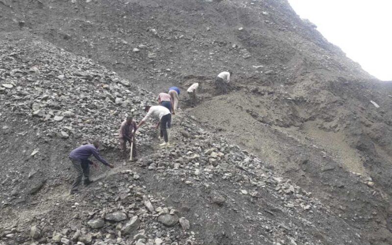 जिला प्रशासन ने 24 घंटे भीतर तैयार कराया आपदाग्रस्त बटोली गांव में दूसरा वैकल्पिक रास्ता