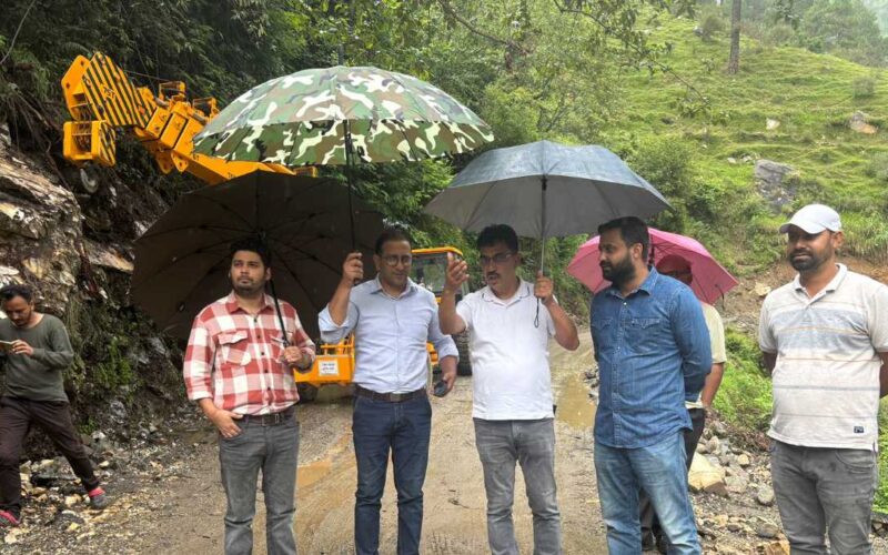 जिलाधिकारी ने यमुनोत्री हाइवे पर  ओजारी और स्यानचट्टी क्षेत्रों का निरीक्षण किया