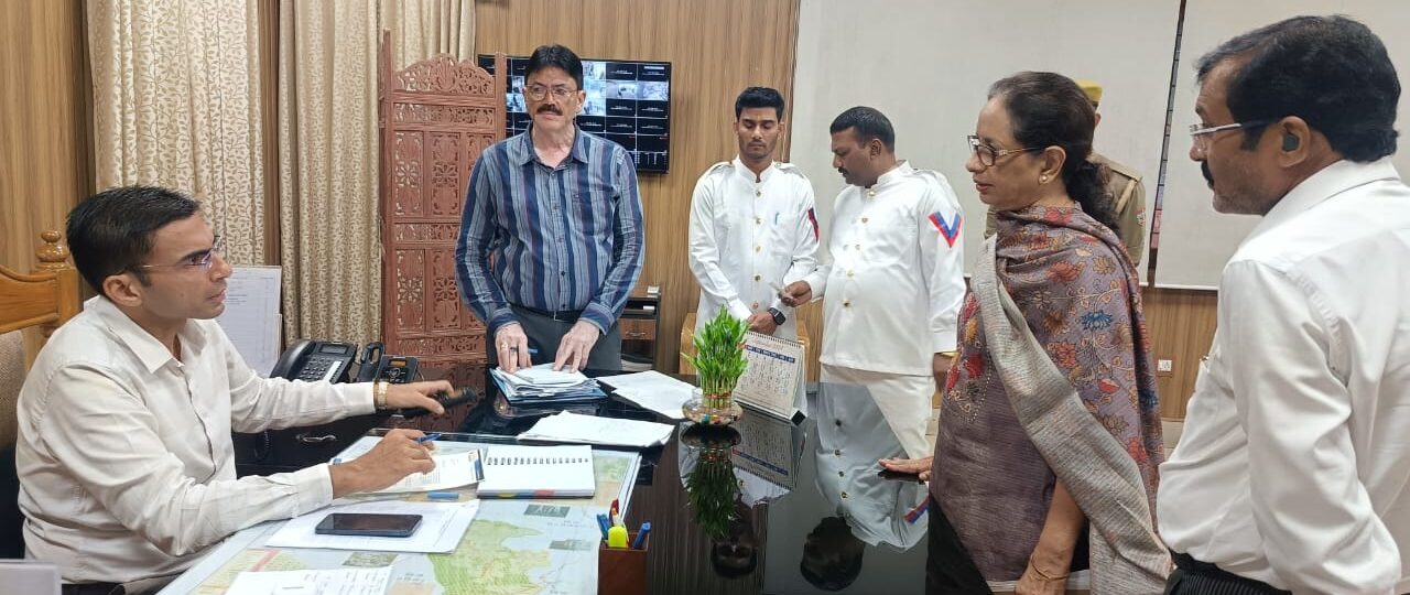 बड़ी संख्या में अपनी छोटी-छोटी समस्या लेकर डीएम तक पंहुच रहे फरियादी; समाधान भी मौके पर ही