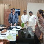 बड़ी संख्या में अपनी छोटी-छोटी समस्या लेकर डीएम तक पंहुच रहे फरियादी; समाधान भी मौके पर ही