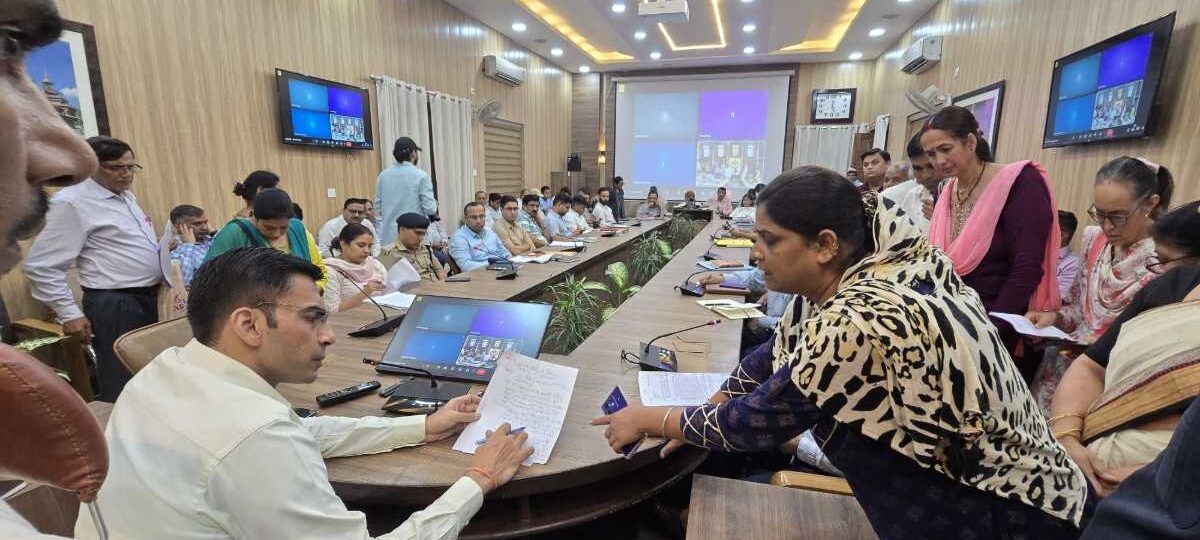 पति की मृत्यु उपरान्त मृतक आश्रित कोटे से नौकरी को दर-दर भटक रही 2 बच्चों की मॉ रेनू, डीएम ने लिया संज्ञान