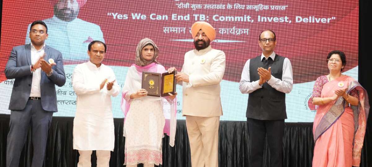 राज्यपाल ने टीबी मुक्त भारत अभियान में उत्कृष्ट योगदान देने वाले लोगों को किया सम्मानित