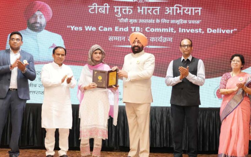 राज्यपाल ने टीबी मुक्त भारत अभियान में उत्कृष्ट योगदान देने वाले लोगों को किया सम्मानित
