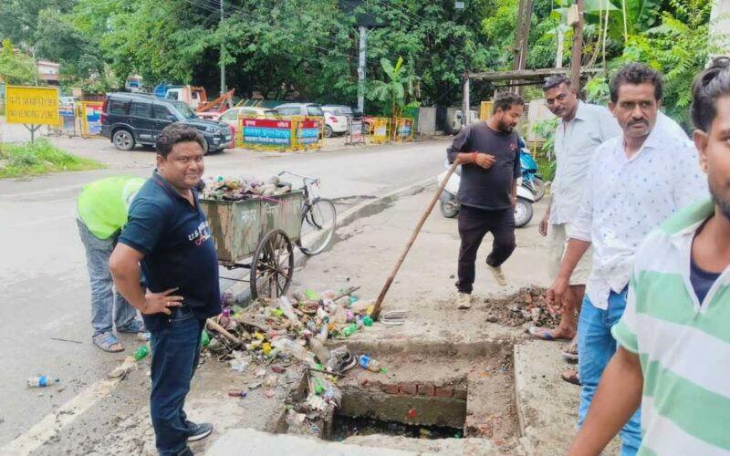 दून अस्पताल, बंजारावाला, व प्रिंस चौक पर जलभराव, सीवर लाईन चोक की शिकायत मिलते ही समाधानः