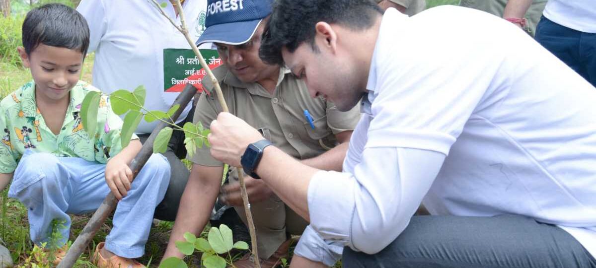 ग्रीन रुद्रप्रयाग’ की थीम पर जनपद में हुआ भव्य वृक्षारोपण कार्यक्रम