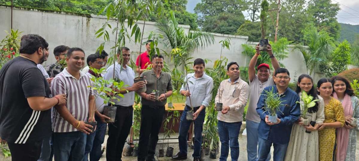 हरेला पर्व पर हरियाली का संकल्प, खाद्य संरक्षा एवं औषधि प्रशासन विभाग उत्तराखंड में किया गया पौधारोपण