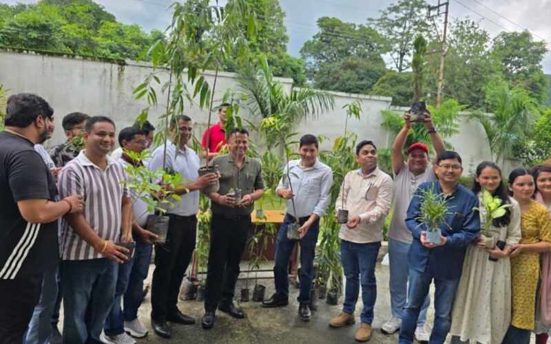 हरेला पर्व पर हरियाली का संकल्प, खाद्य संरक्षा एवं औषधि प्रशासन विभाग उत्तराखंड में किया गया पौधारोपण