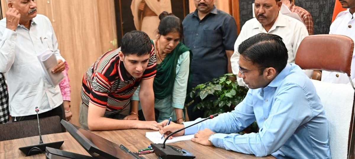 सगे बेटे व पत्नी के लिए ही खतरे का सबब बना शस्त्र; डीएम ने लाईसेंस निलम्बित किया