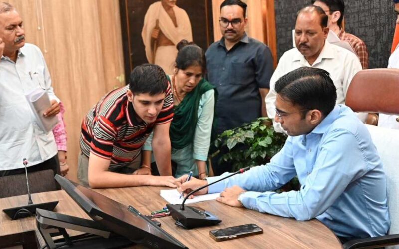 सगे बेटे व पत्नी के लिए ही खतरे का सबब बना शस्त्र; डीएम ने लाईसेंस निलम्बित किया