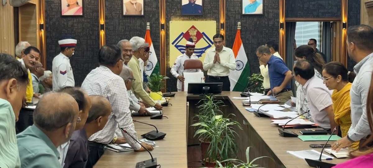 बैठक में विलम्ब से जुड़ने पर उतराधिकारियों से की क्षमा याचना;  बुजुर्ग याचियों से मुलाकात के कारण 15 मिनट देरी से पहुंचे थे डीएम