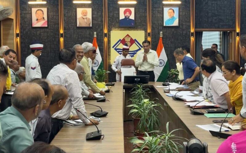 बैठक में विलम्ब से जुड़ने पर उतराधिकारियों से की क्षमा याचना;  बुजुर्ग याचियों से मुलाकात के कारण 15 मिनट देरी से पहुंचे थे डीएम