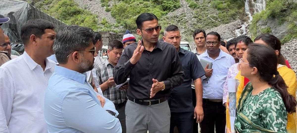 डीएम पंहुचे पाटा गांव, ग्राम पंचायत बमराड़ के पाटा गांव भू- धसाव का जियोलॉजिकल सर्वे कराने के डीएम  ने दिए निर्देश