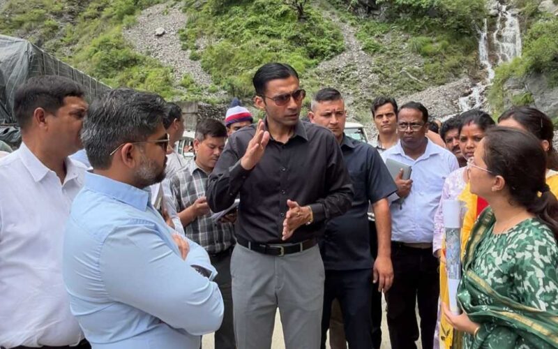 डीएम पंहुचे पाटा गांव, ग्राम पंचायत बमराड़ के पाटा गांव भू- धसाव का जियोलॉजिकल सर्वे कराने के डीएम  ने दिए निर्देश