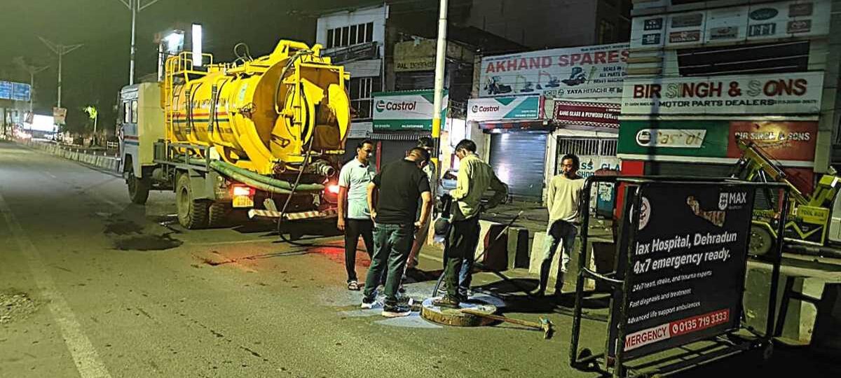 बारिश और भूस्खलन से सड़क अवरूद्व होने पर प्रशासन का त्वरित एक्शन, जनमन को राहत