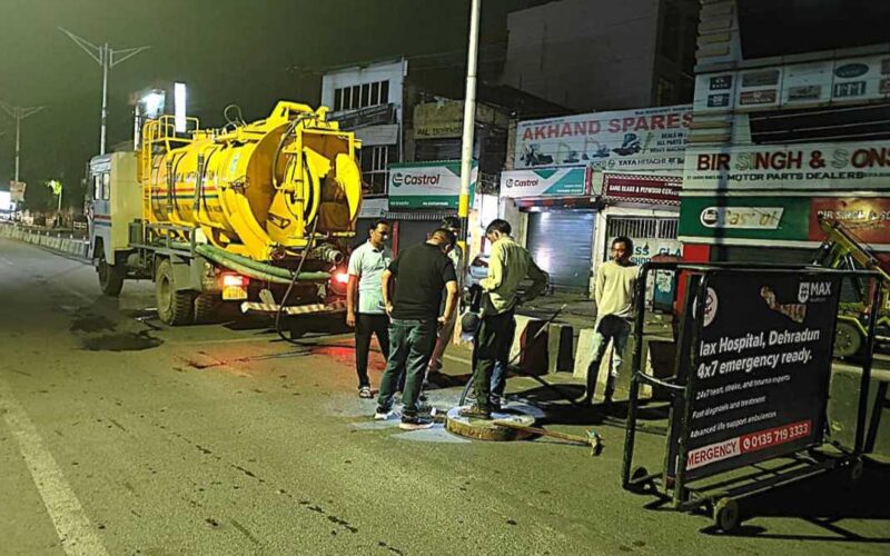 बारिश और भूस्खलन से सड़क अवरूद्व होने पर प्रशासन का त्वरित एक्शन, जनमन को राहत