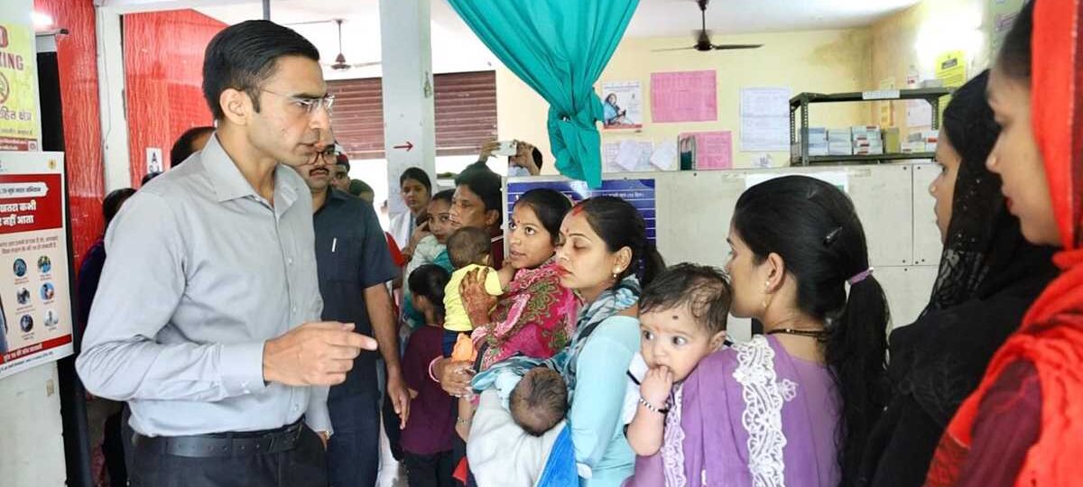 डॉक्टर नदारद; एएनएम, एलटी, नर्स की भूतिया एंट्री मिली, दवाईंया आधी, सफाई सुरक्षा राम भरोसे