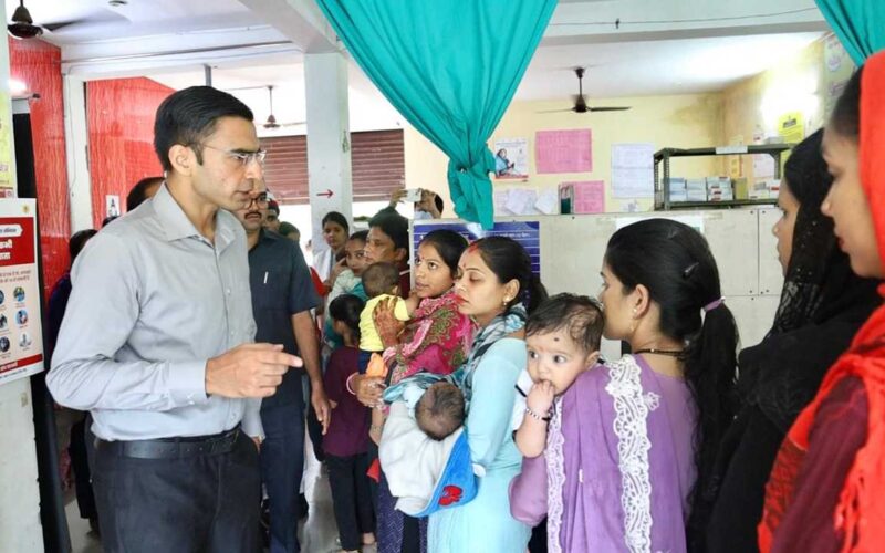 डॉक्टर नदारद; एएनएम, एलटी, नर्स की भूतिया एंट्री मिली, दवाईंया आधी, सफाई सुरक्षा राम भरोसे