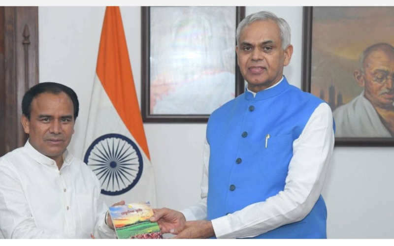 गुजरात के राज्यपाल से मिले,सहकारिता मंत्री, मेलों के शुभारंभ का दिया आमंत्रण