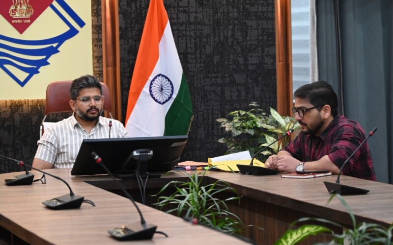 देहरादून में त्रिस्तरीय पंचायत चुनाव हेतु मतदान कार्मिकों का पहला रेंडमाइजेशन संपन्न