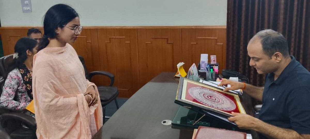 चंपावत के युवा प्रतिभाओं को मंच दे रहे जिलाधिकारी, कर रहे हैं मार्गदर्शन