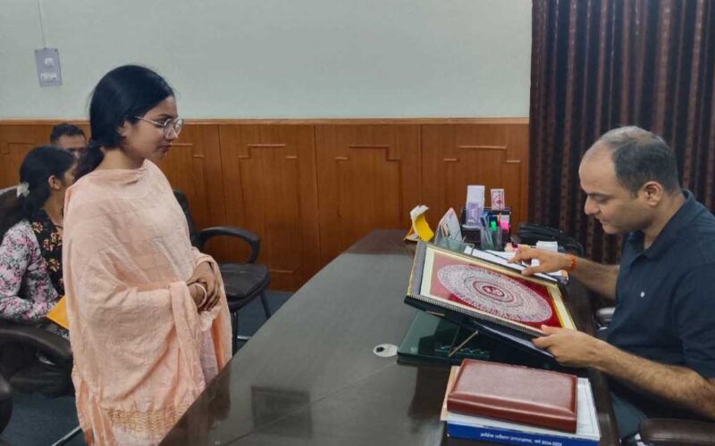 चंपावत के युवा प्रतिभाओं को मंच दे रहे जिलाधिकारी, कर रहे हैं मार्गदर्शन